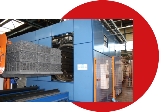 Alcohol or hydrocarbon cleaning systems with sealed chamber and efficient cycle