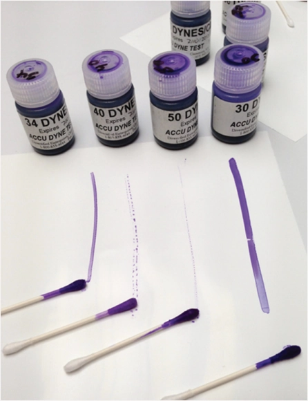 Surface tension test using Dyne inks to verify the effectiveness of the degreasing process for technical components.