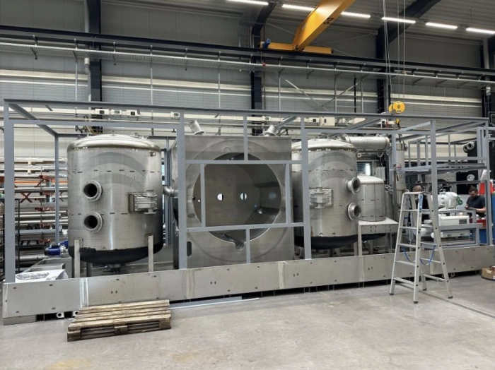 Instalación de limpieza al vacío con tanques de acero inoxidable y cámara de tratamiento.
