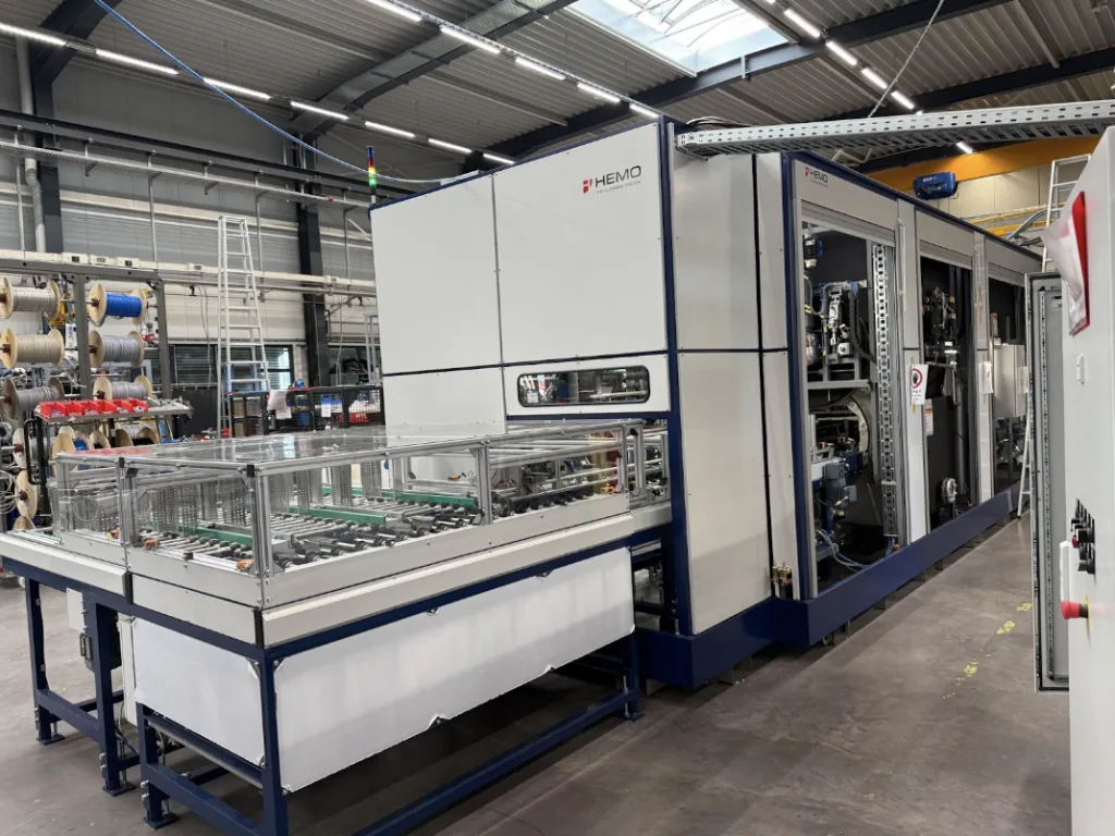 Máquina de limpieza industrial HEMO con transportador automatizado.