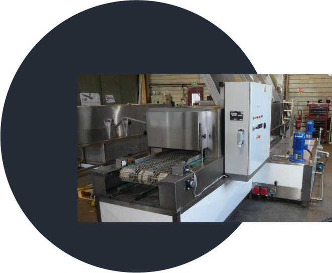 Technical cleaning and degreasing in multistage tunnel