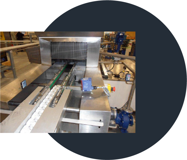 Washing tunnel with high-flow cleaning system for complex parts